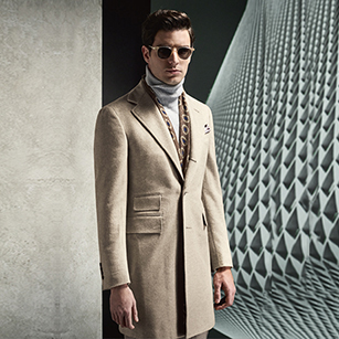 米白色單排兩粒扣經(jīng)典羊毛大衣